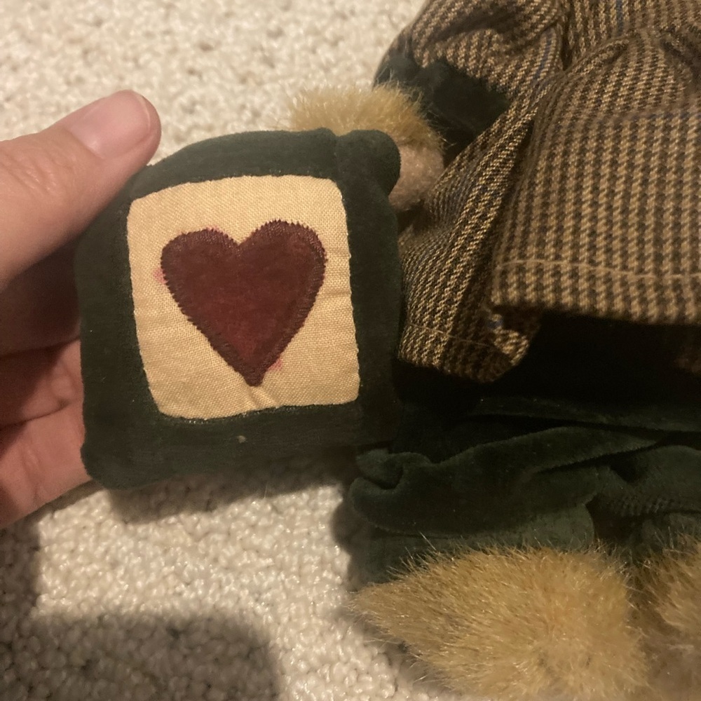 Boyds Bears & Friends Bailey Plush Jointed Teddy Bear w/Tags Heart Pillow #9199 - Picture 5 of 6